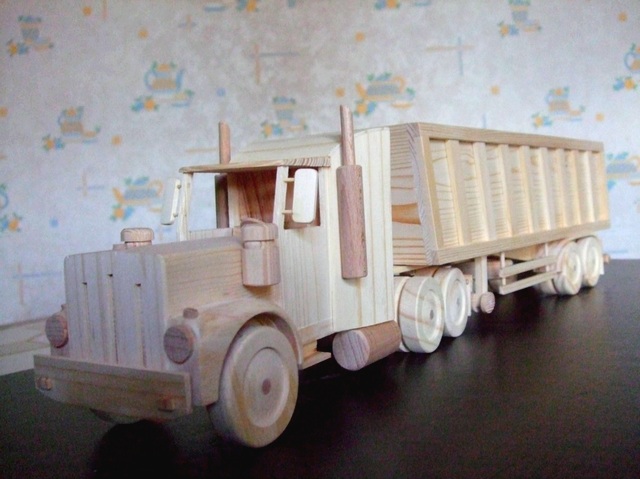 Maquette en bois, le camion benne.