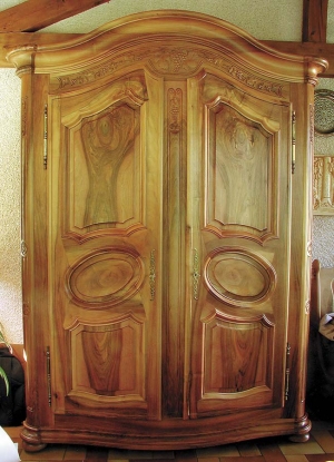 Armoire galbée…